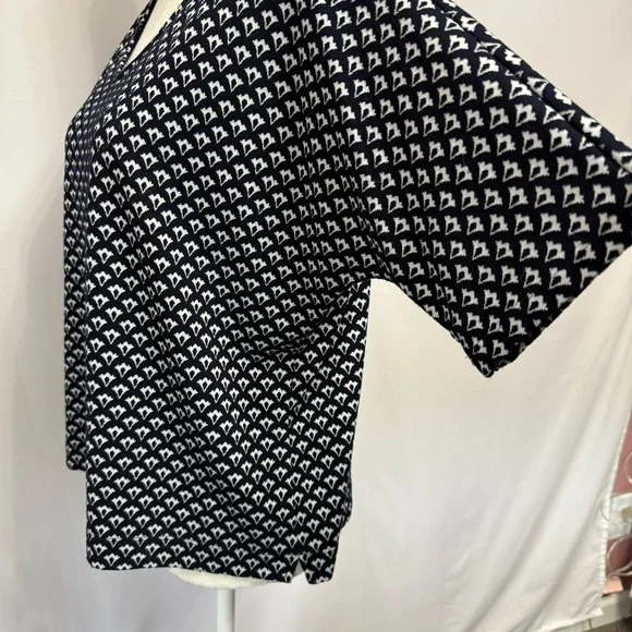Ann Taylor Black and White Boxy V Neck Short Sleeve Top Size L #1854 - Picture 4 of 9